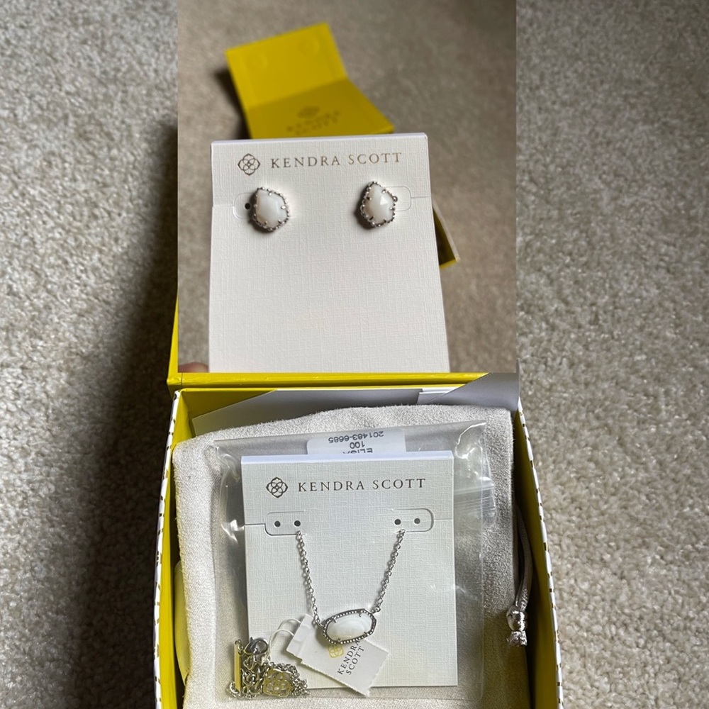 Kendra Scott Elisa earrings &. Necklace